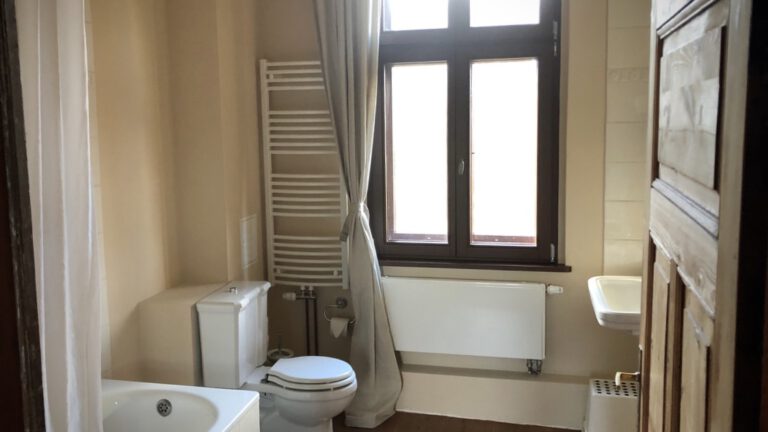 Badezimmer mit Vollbad in der kinderfreundlichen Ferienwohnung Alter Bahnhof Buschhof naturnah am Waldesrand