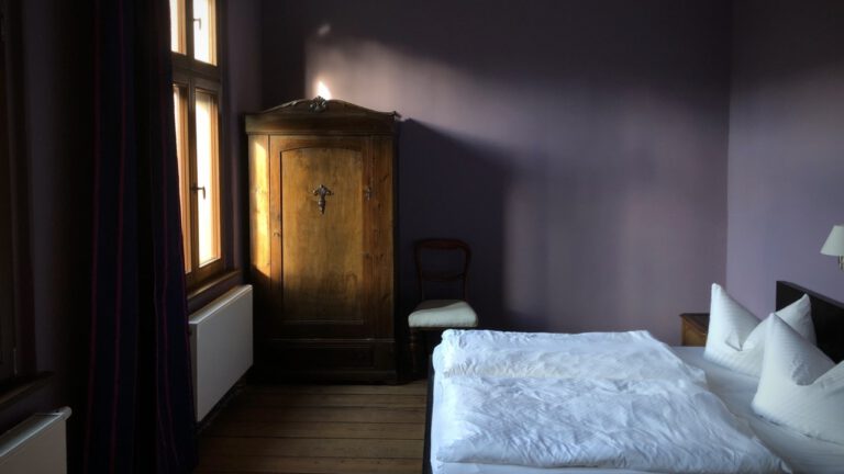 Großes Schlafzimmer mit zwei Betten und Kleiderschrank in der Ferienwohnung am Waldesrand