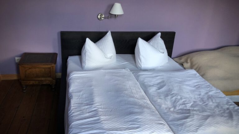 Schlafzimmer in der Ferienwohnung mi einem Doppelbett und einem Einzelbett