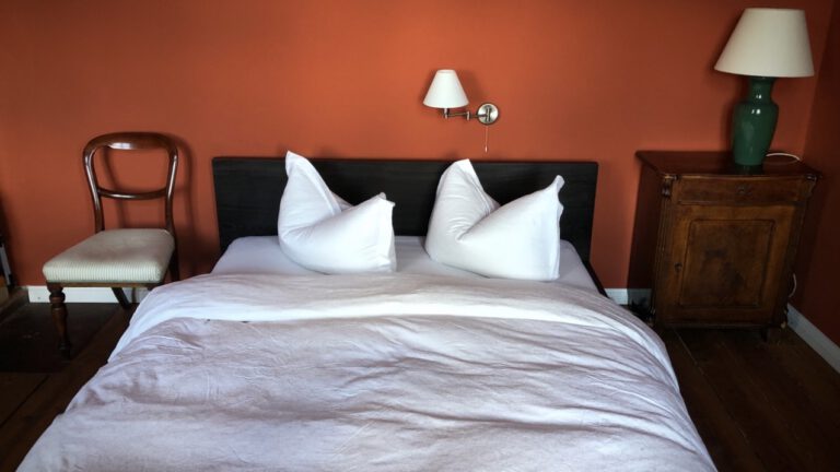 Aufgebettetes Schlafzimmer mit Doppelbett in Ferienwohnung Mueritzer Seenplatte