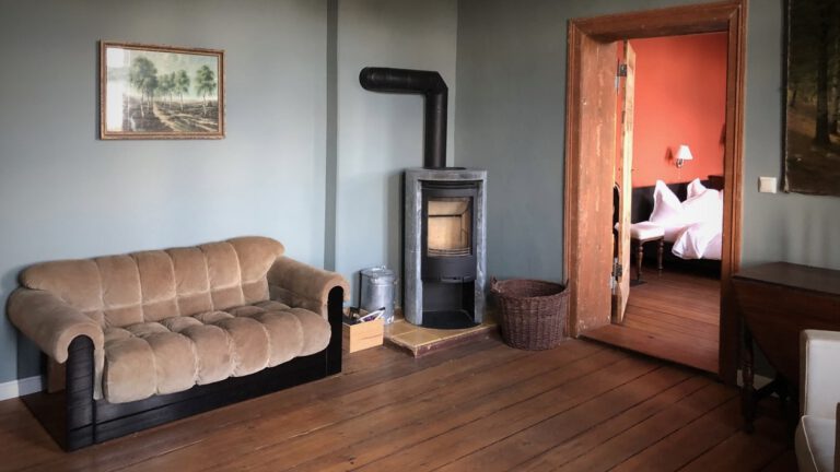 Kaminzimmer mit Ofenkamin in der Ferienwohnung Alter Bahnhof Buschhof naturnah am Waldesrand