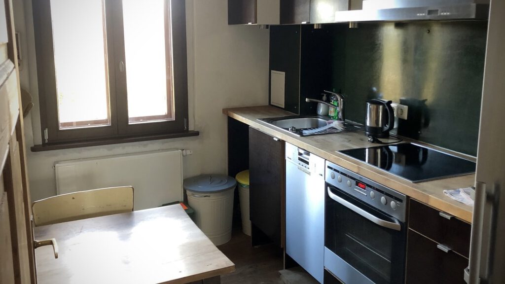 Die Küche mit Küchentisch, Spuelmaschiene und Arbeitfläche in der Ferienwohnung Alter Bahnhof Buschhof naturnah am Waldesrand
