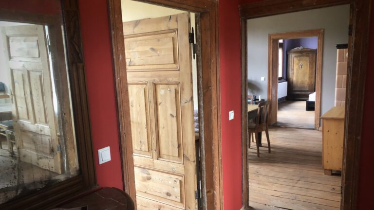 Flur der Ferienwohnung Mueritzer Seenplatte mit Tuer zum Bad und Blick ins Esszimmer