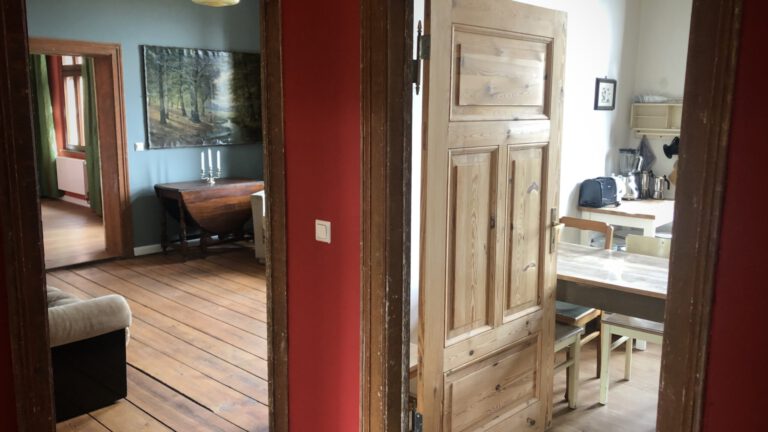 Der Blick vom Flur ins Kaminzimmer und Küche in der Ferienwohnung Alter Bahnhof Buschhof naturnah am Waldesrand