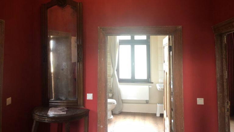 Der Blick vom Flur ins Badezimmer in der Ferienwohnung Alter Bahnhof Buschhof naturnah am Waldesrand