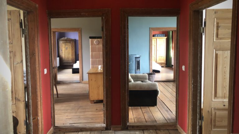 Blick in die geraumige 4 Zimmer Ferienwohnung am Waldesrand